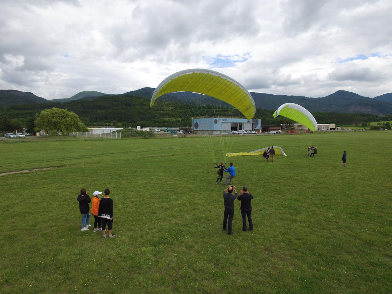 Séance de gonflage parapente sur l'aérodrome de Gap-Tallard