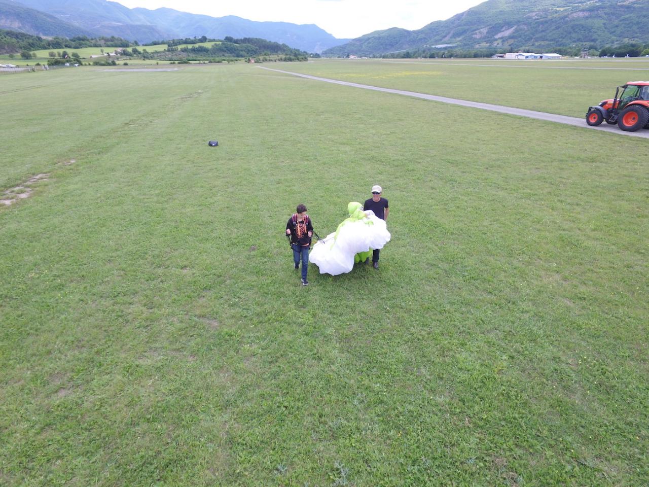 Séance de gonflage parapente sur l'aérodrome de Gap-Tallard