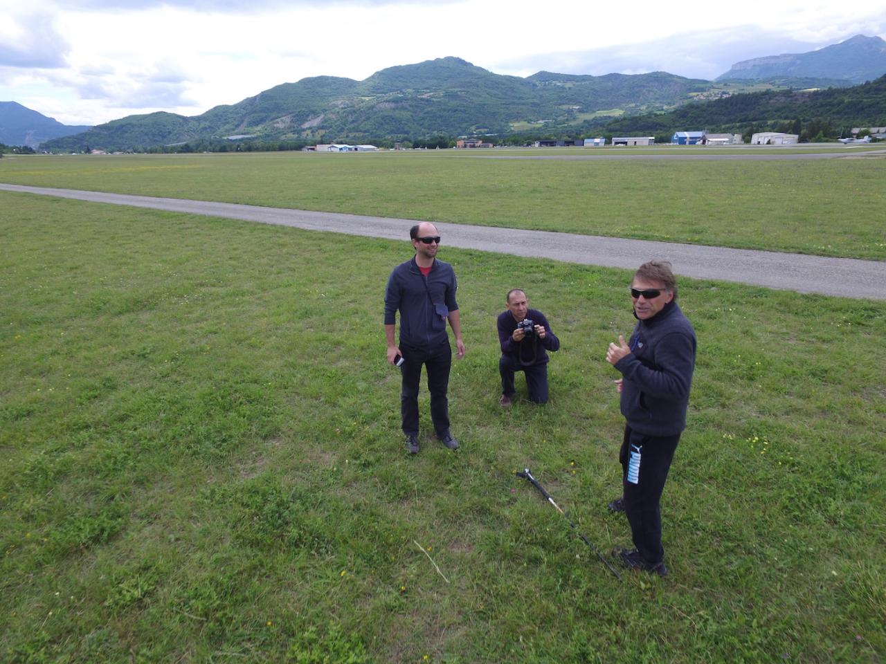 Séance de gonflage parapente sur l'aérodrome de Gap-Tallard