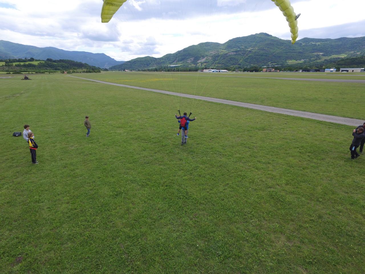 Séance de gonflage parapente sur l'aérodrome de Gap-Tallard