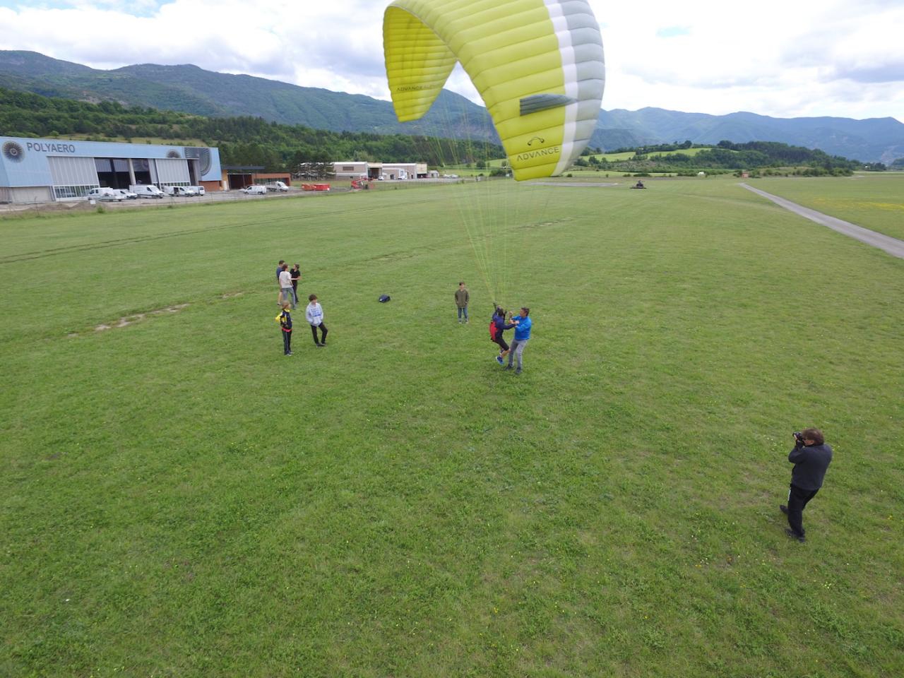 Séance de gonflage parapente sur l'aérodrome de Gap-Tallard