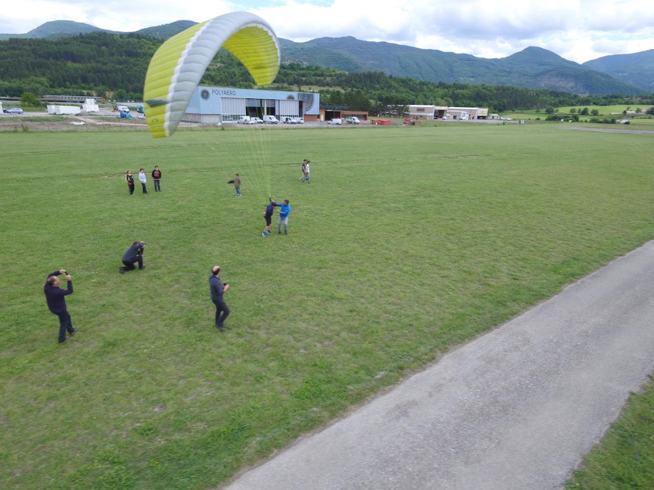 Séance de gonflage parapente sur l'aérodrome de Gap-Tallard