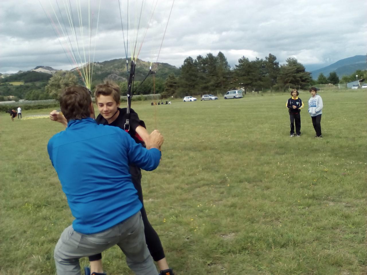 Séance de gonflage parapente sur l'aérodrome de Gap-Tallard