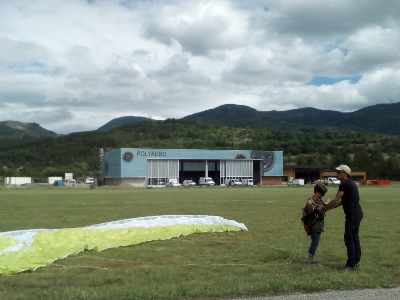 Séance de gonflage parapente sur l'aérodrome de Gap-Tallard