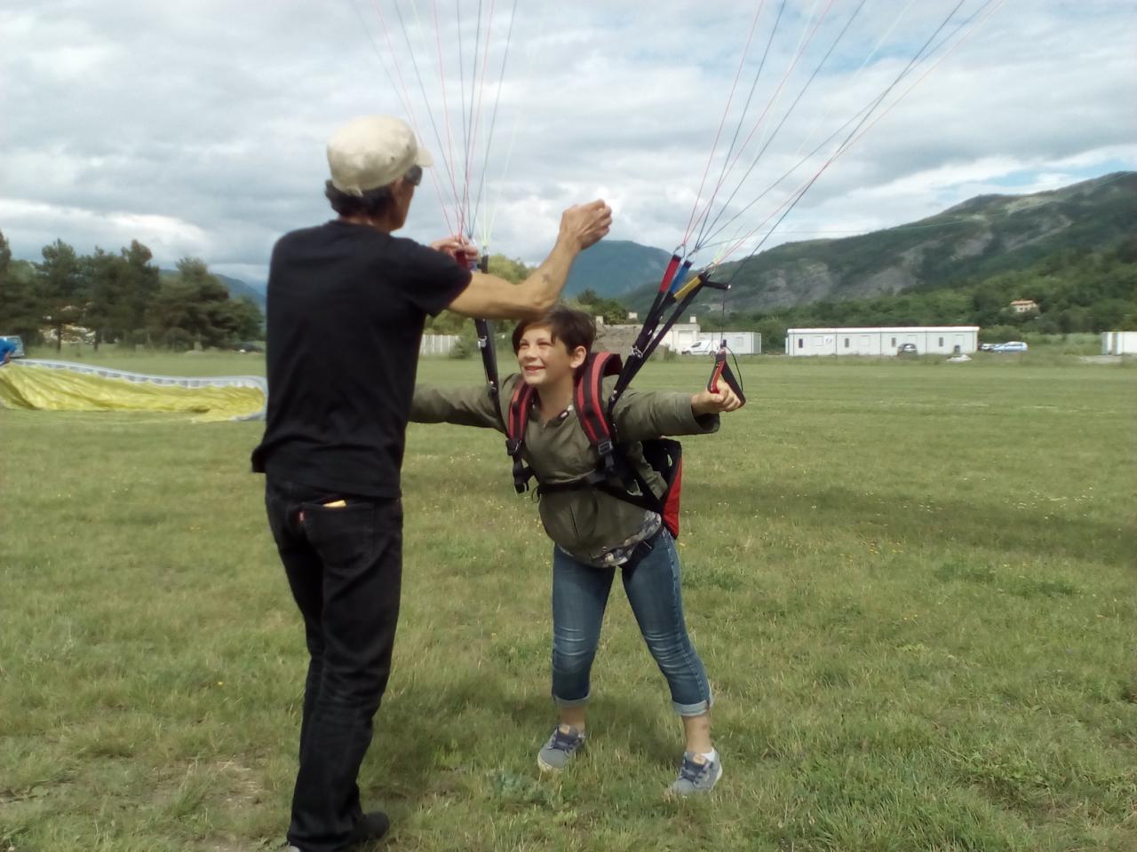 Séance de gonflage parapente sur l'aérodrome de Gap-Tallard