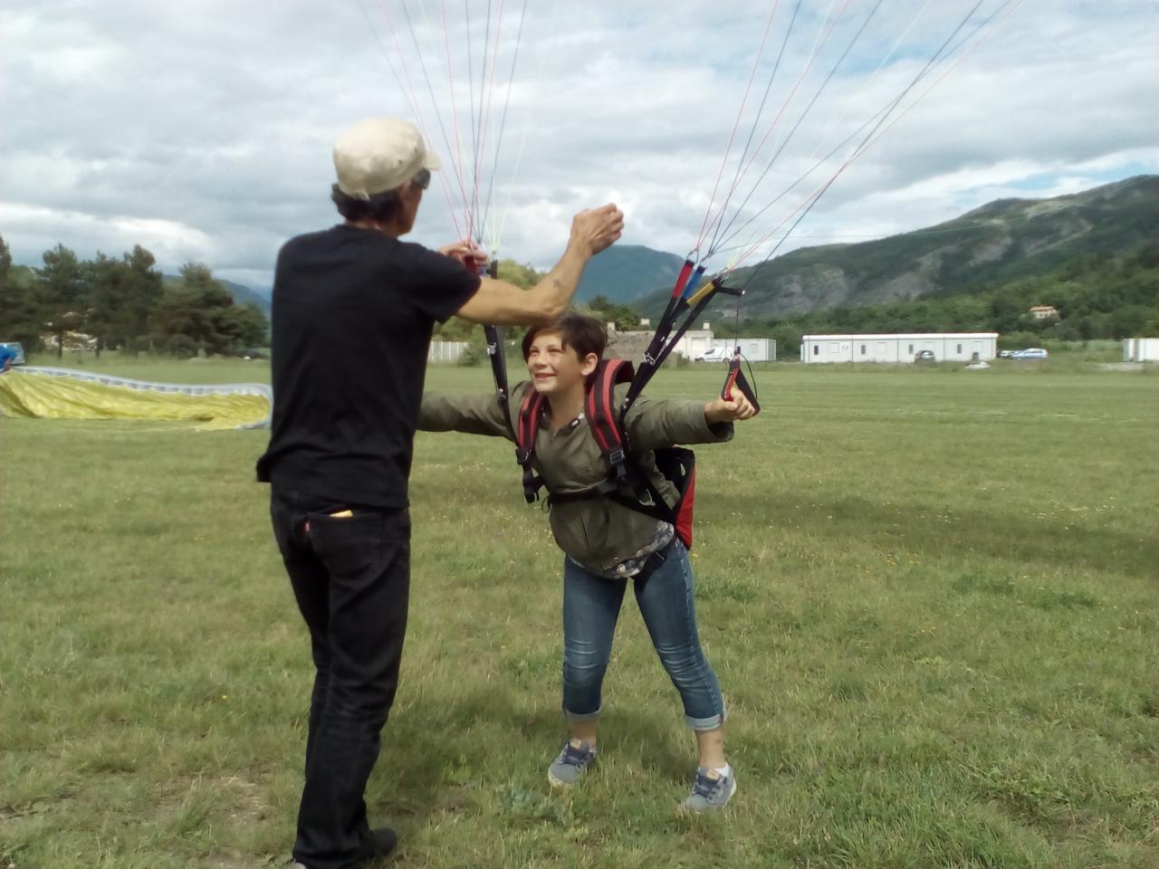 Séance de gonflage parapente sur l'aérodrome de Gap-Tallard