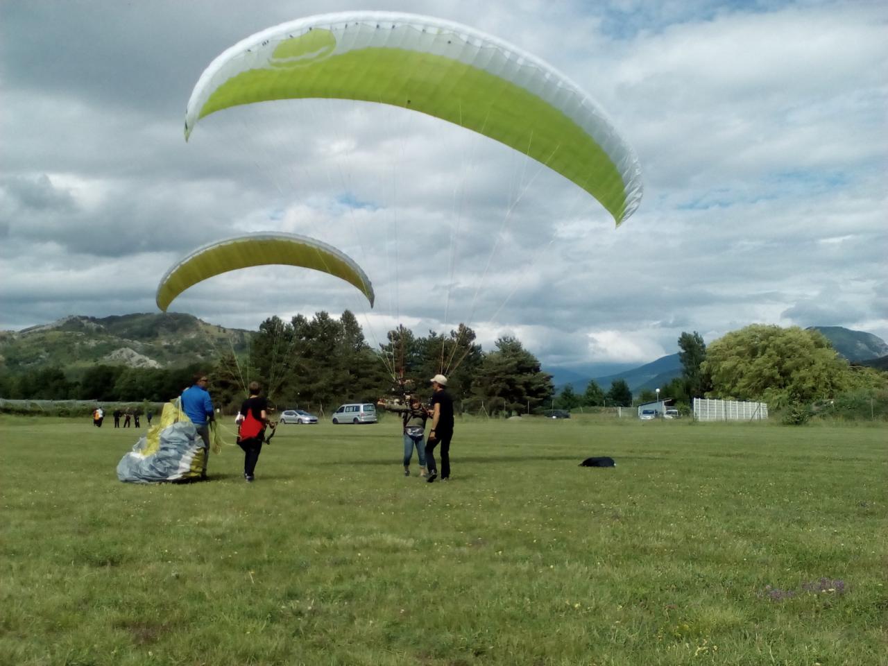 Séance de gonflage parapente sur l'aérodrome de Gap-Tallard