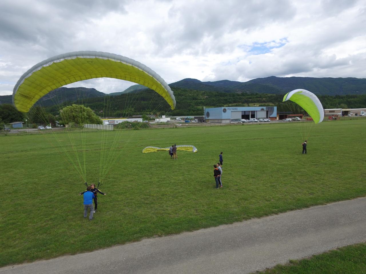 Séance de gonflage parapente sur l'aérodrome de Gap-Tallard