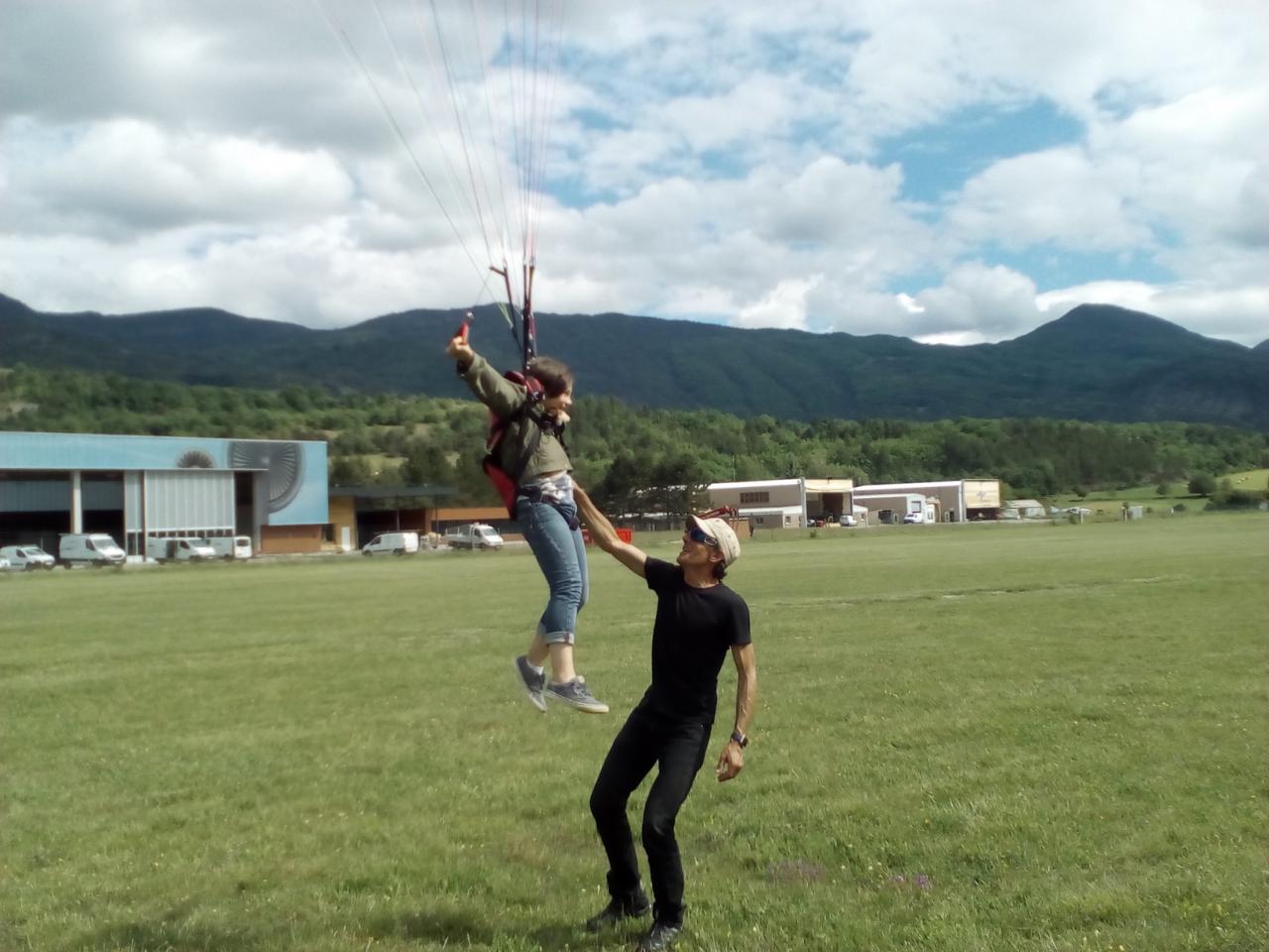 Séance de gonflage parapente sur l'aérodrome de Gap-Tallard