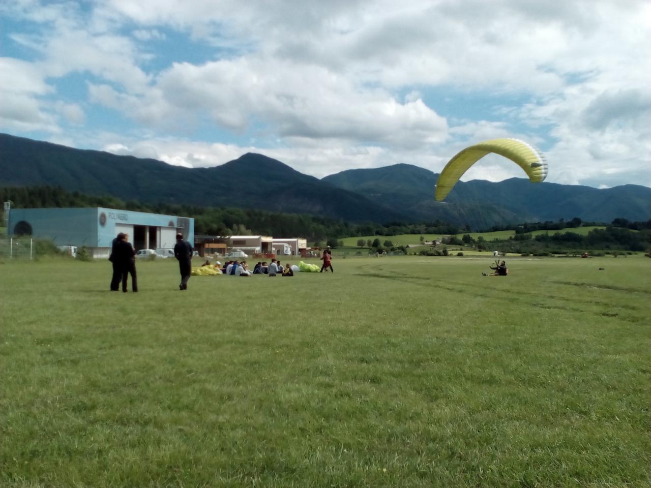 Séance de gonflage parapente sur l'aérodrome de Gap-Tallard