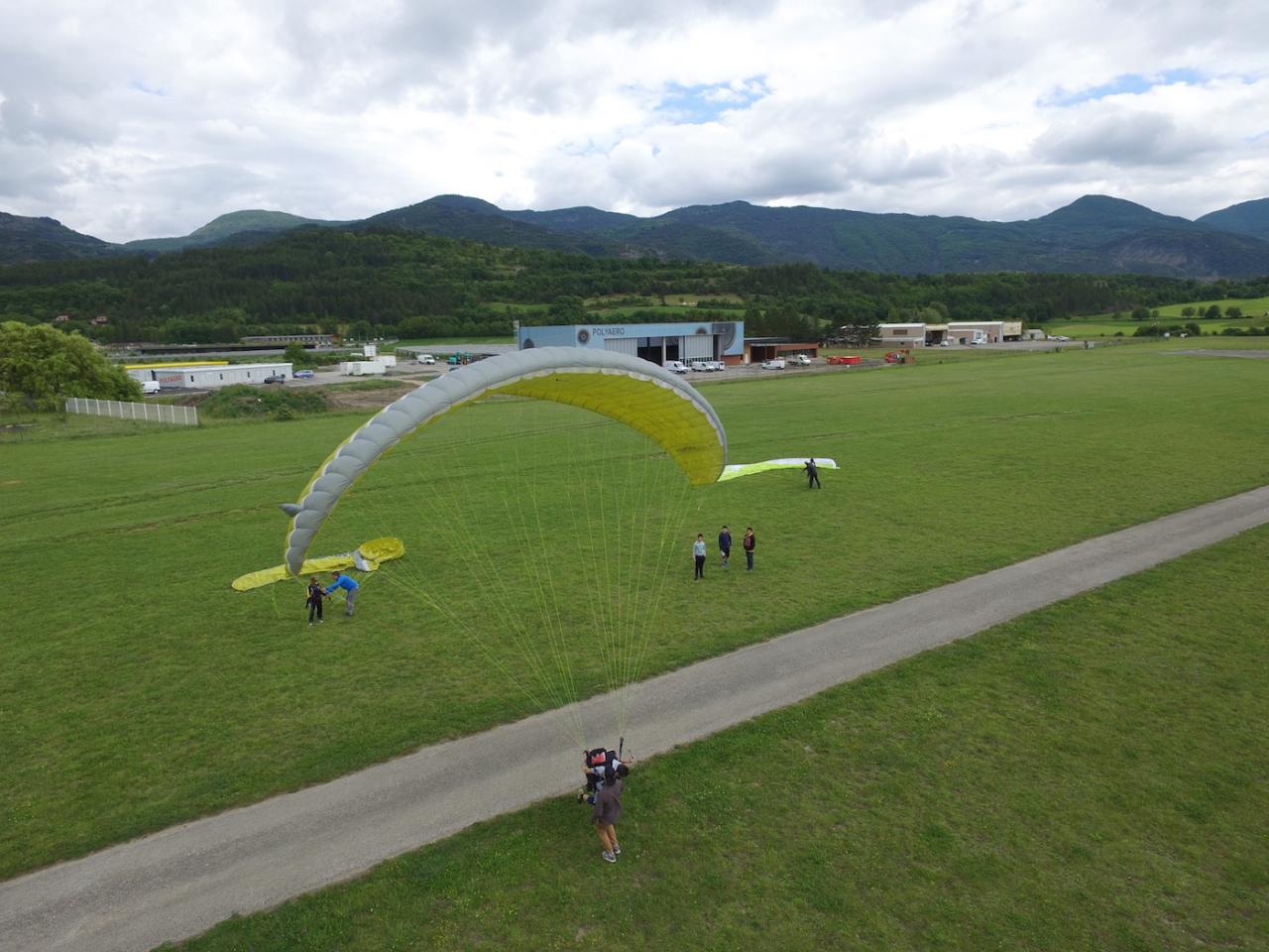 Séance de gonflage parapente sur l'aérodrome de Gap-Tallard