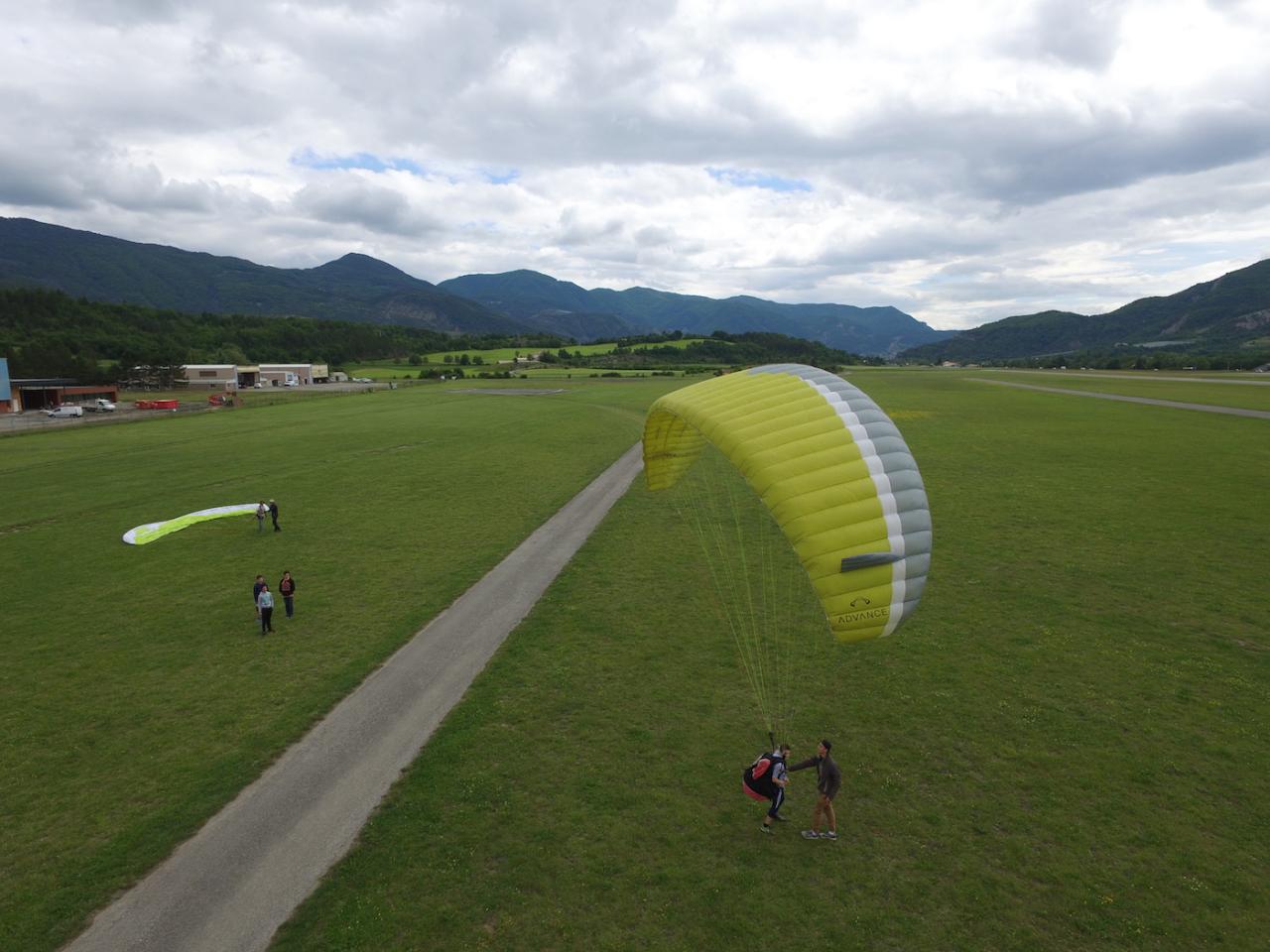 Séance de gonflage parapente sur l'aérodrome de Gap-Tallard