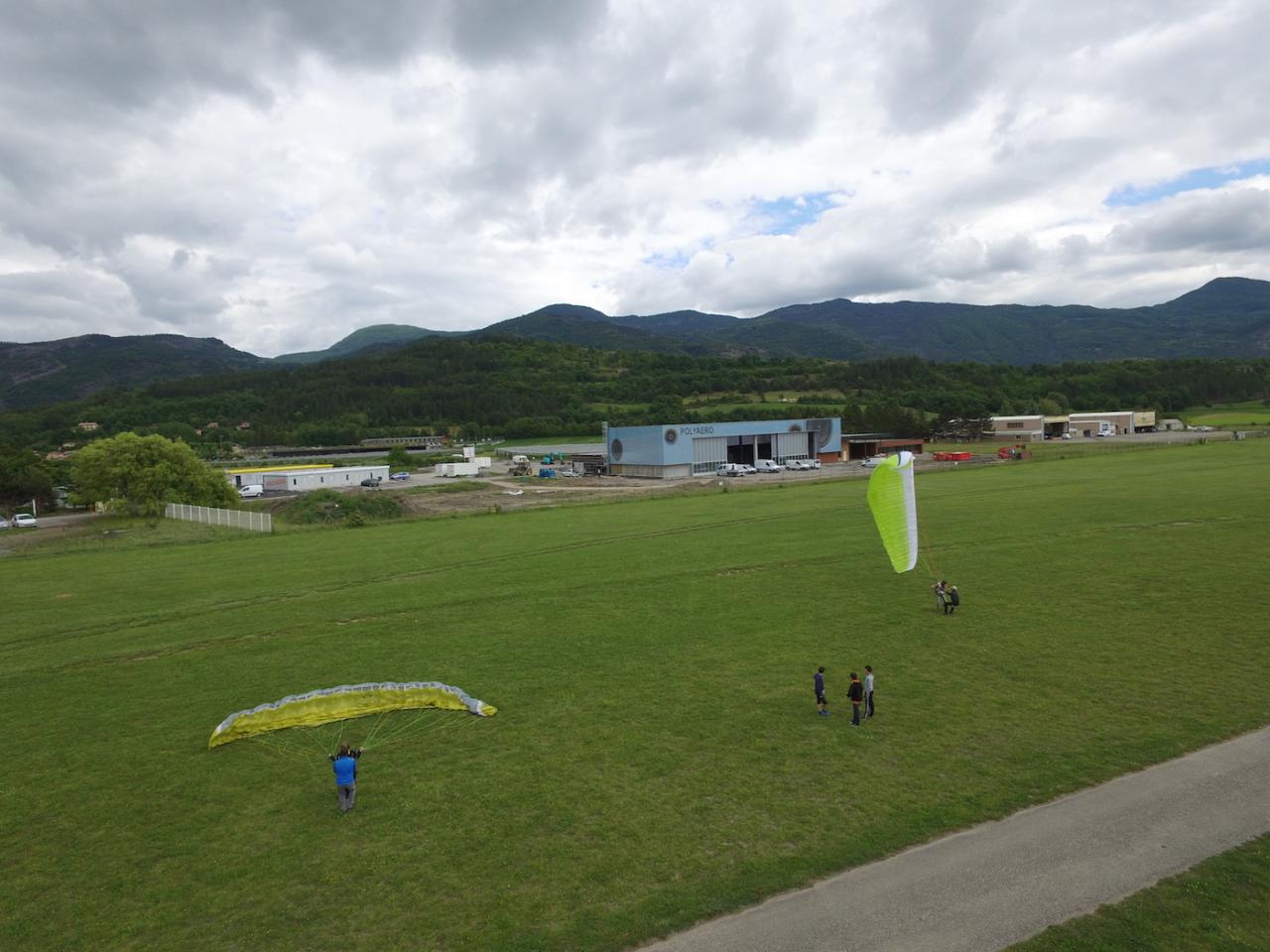 Séance de gonflage parapente sur l'aérodrome de Gap-Tallard