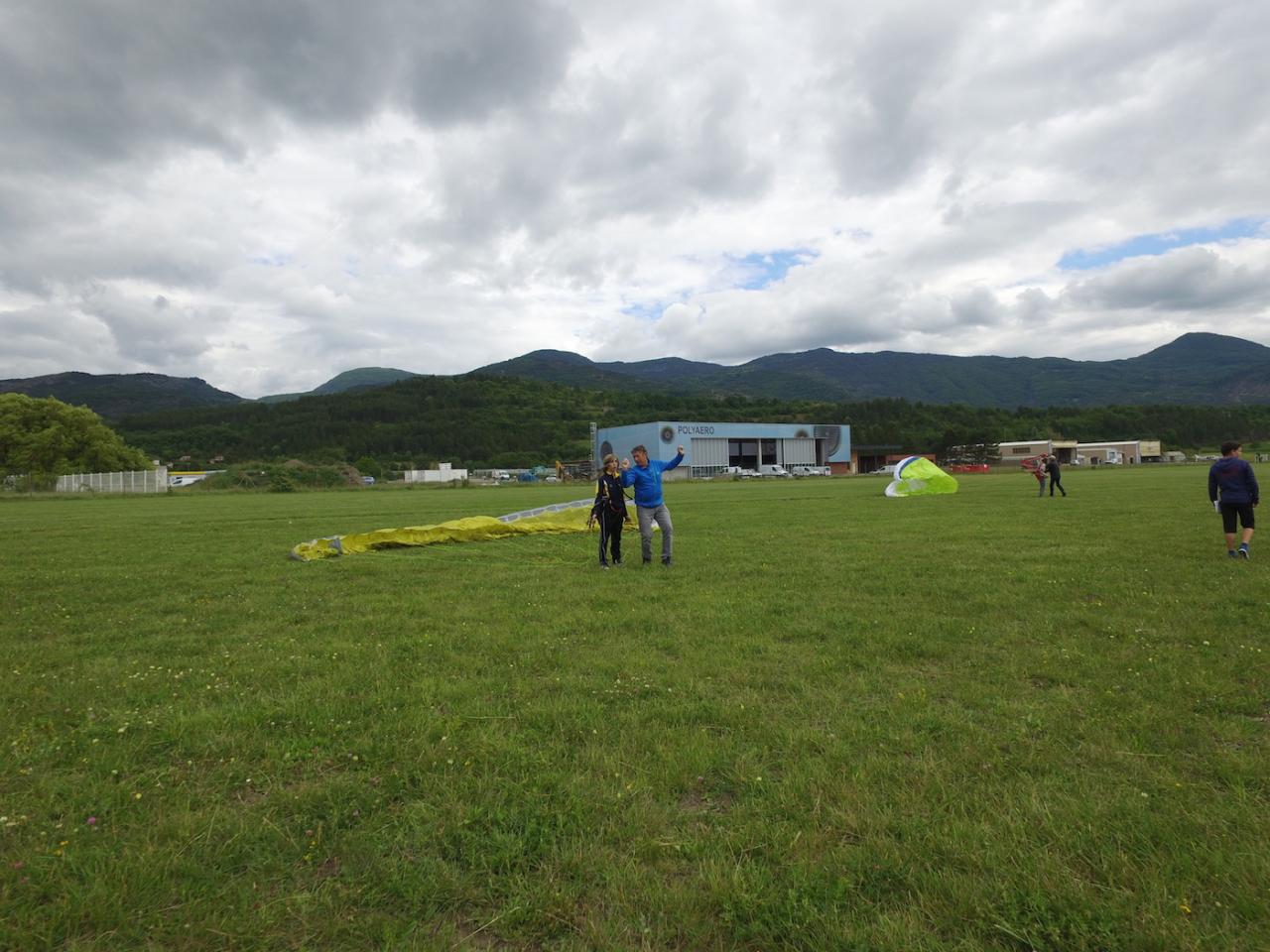 Séance de gonflage parapente sur l'aérodrome de Gap-Tallard