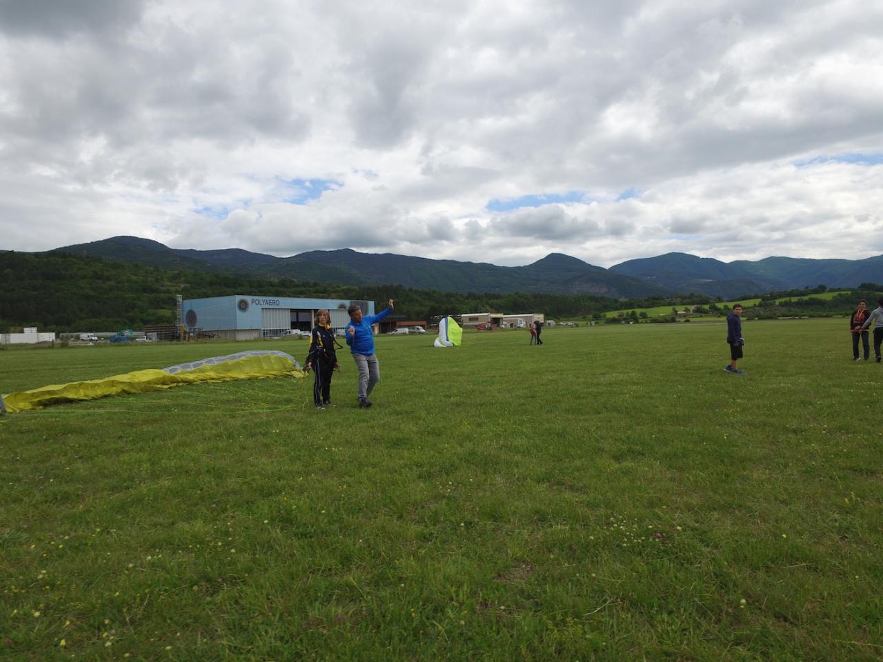 Séance de gonflage parapente sur l'aérodrome de Gap-Tallard