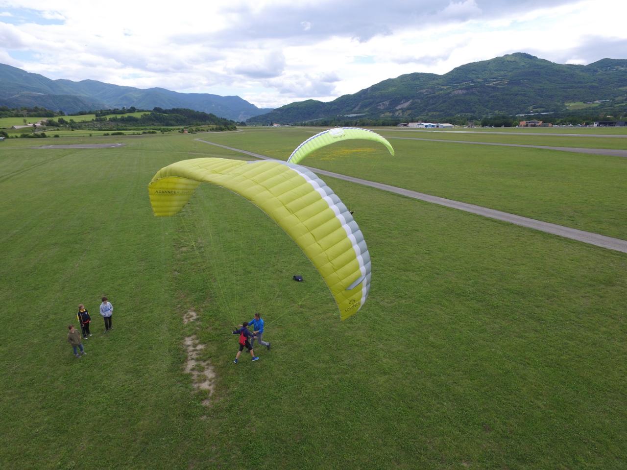 Séance de gonflage parapente sur l'aérodrome de Gap-Tallard