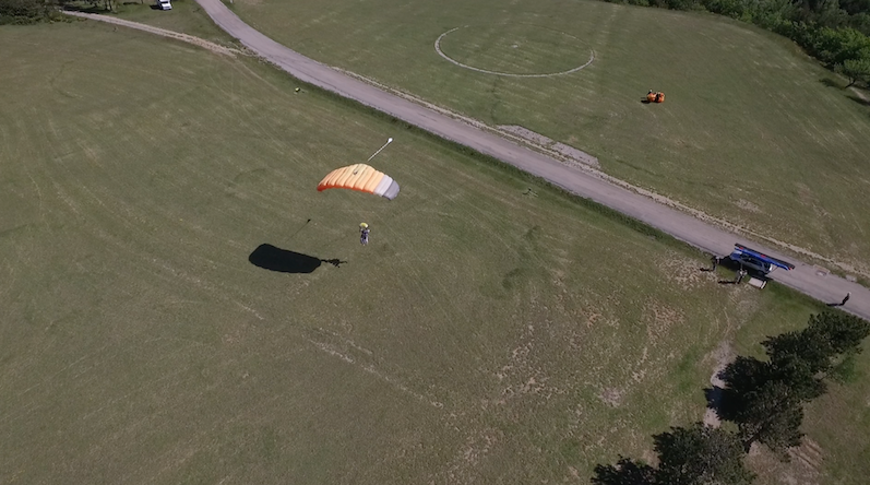 Parachutisme sur l'aérodrome d'Aspres sur Buëch