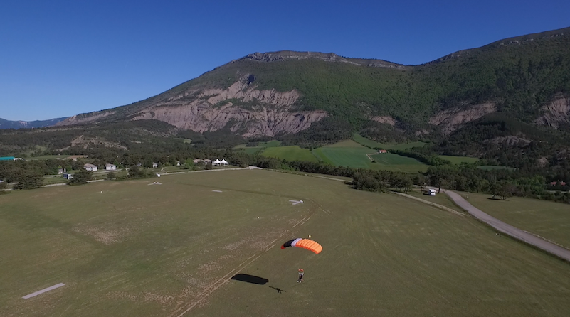 Parachutisme sur l'aérodrome d'Aspres sur Buëch