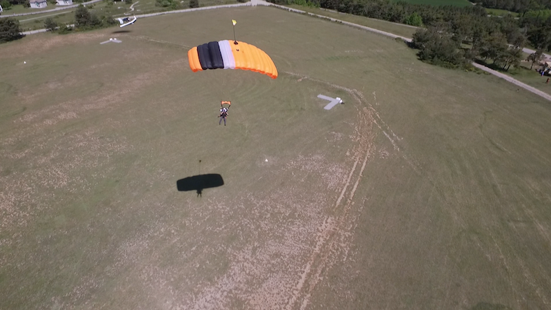 Parachutisme sur l'aérodrome d'Aspres sur Buëch