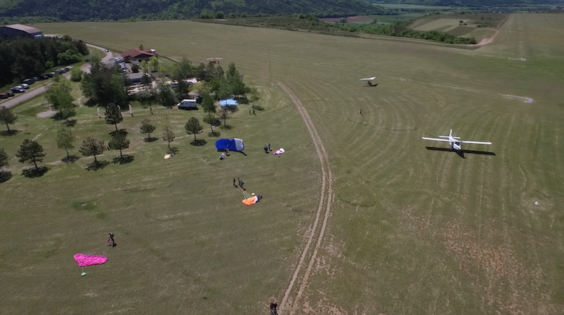 Parachutisme sur l'aérodrome d'Aspres sur Buëch