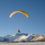 Paramoteur en hiver face au Pic de Bure